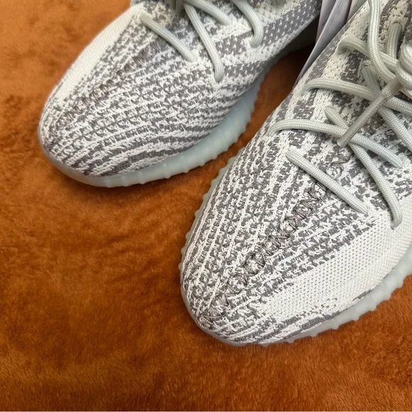 Yeezy 350 - Picture 2 of 5